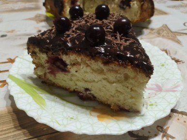 Нежный бисквитный пирог с смородиной под шоколадной глазурью
