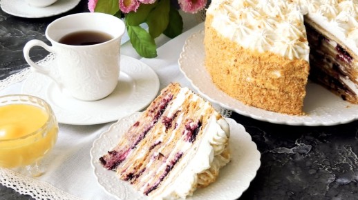 Торт медовик с изюминкой: черная смородина в классическом рецепте