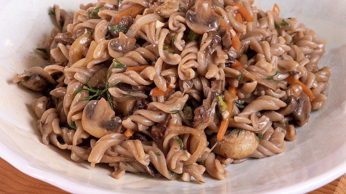 Обед за 10 минут: шампиньоны с макаронами без глютена