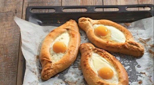 Плавное сочетание сыра и теста в аджарском хачапури