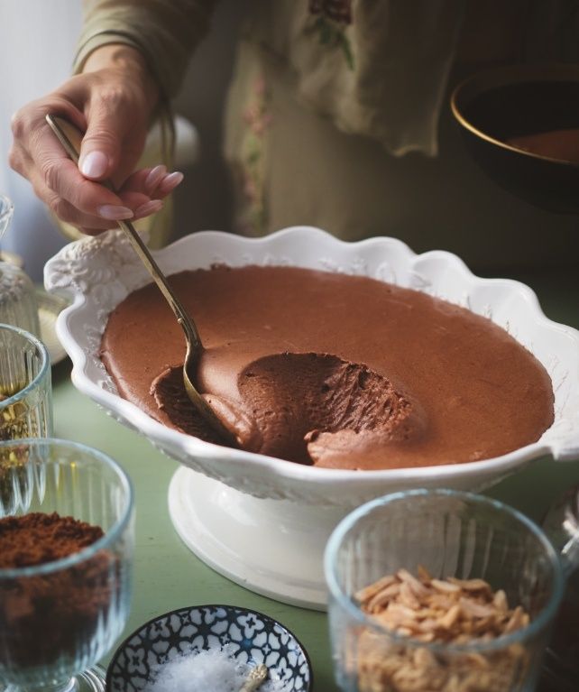 Шоколадный мусс с хрустящей текстурой и ореховым топпингом