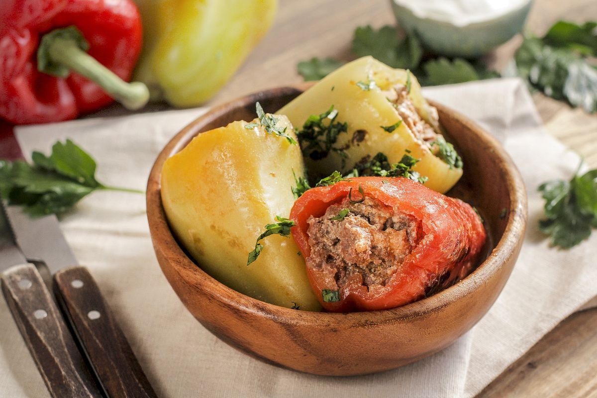 Вкусные фаршированные перцы с мясом и булгуром: простой рецепт