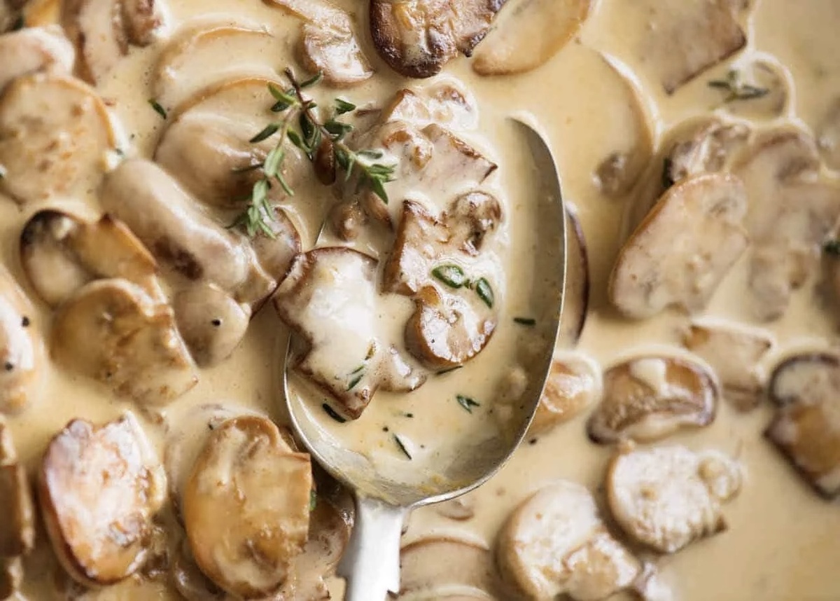 Грибная классика: как сделать лесные грибы в сметане незабываемыми