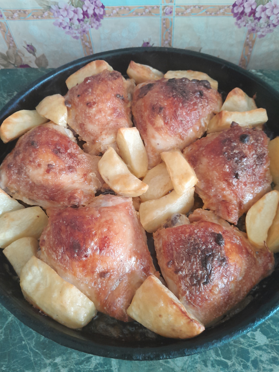 Сочные куриные бёдра с хрустящей корочкой и ароматным картофелем