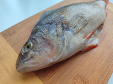 Праздничное угощение: запеченный окунь с овощами для новогоднего стола