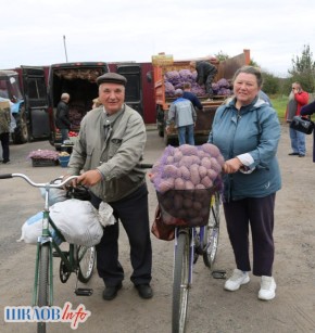 Шкловские жители радуются удачным покупкам на ярмарке