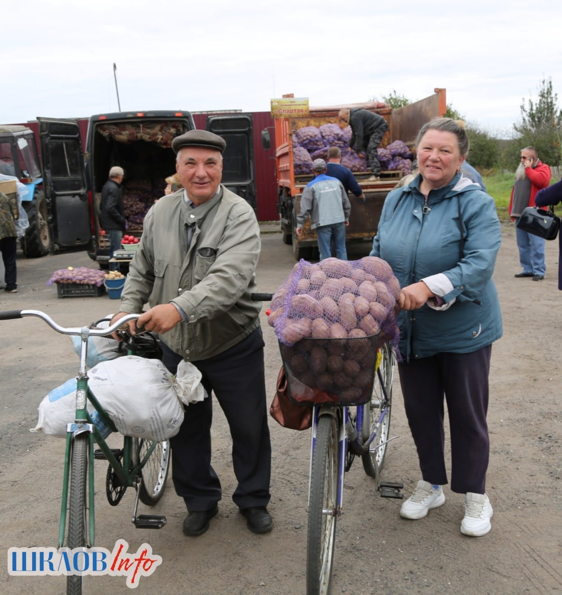 Шкловские жители радуются удачным покупкам на ярмарке