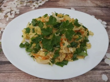 Жареная капуста с яйцами: легкий и вкусный ужин на скорую руку