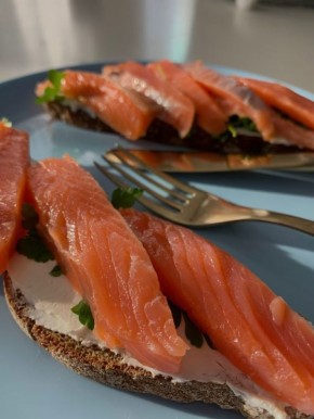 Идеальный завтрак: соленая форель для стильных бутербродов