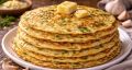 Удивите гостей на Масленицу: пикантные блины с чесноком и укропом