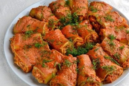 Нежные голубцы из кабачков в томатном соусе