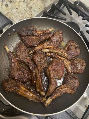 Изысканные бараньи ребрышки: как легко приготовить на сковороде