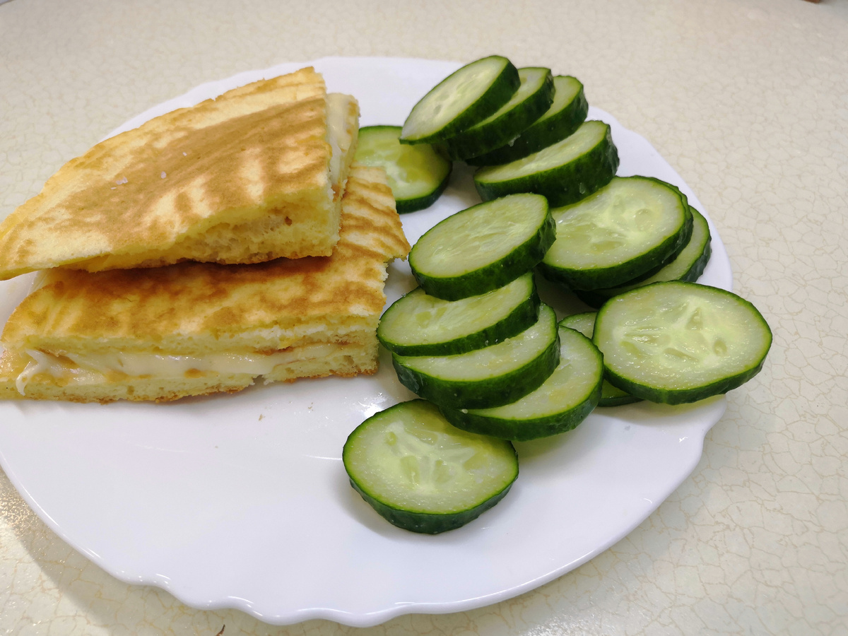 Необычная лепешка с сырной начинкой: идеальный перекус