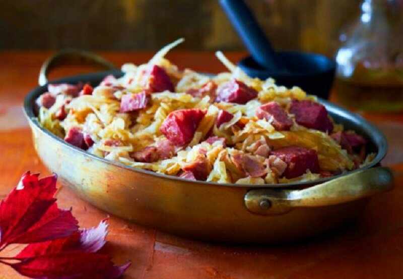 Скоростная солянка на сковороде: простое и сытное решение для ужина