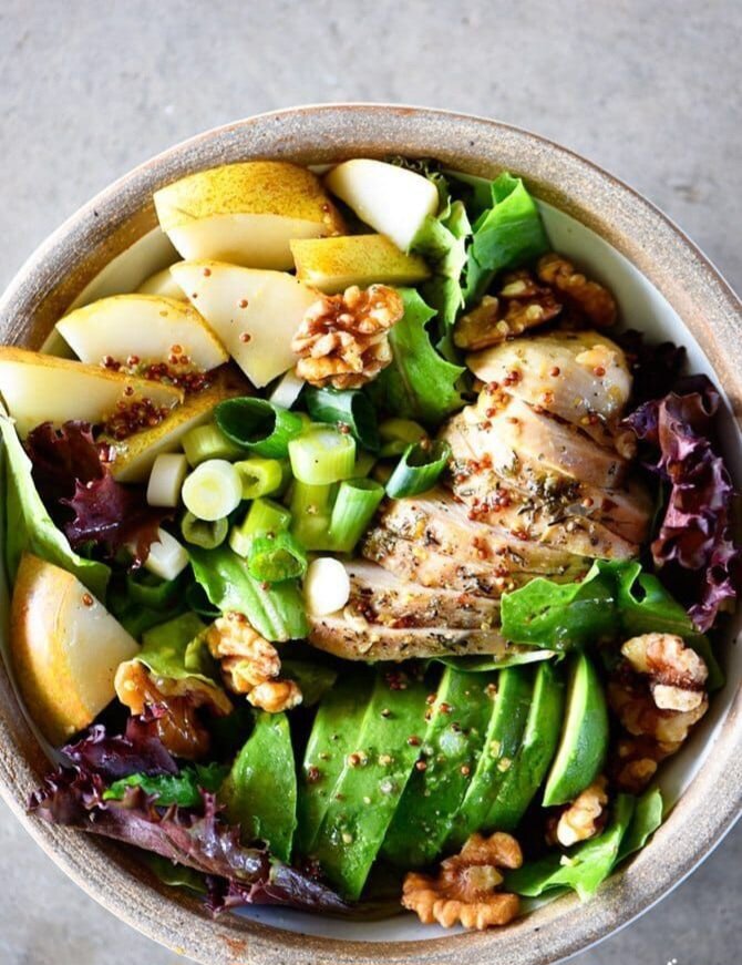 Новый взгляд на классический салат: курица с грушей и авокадо