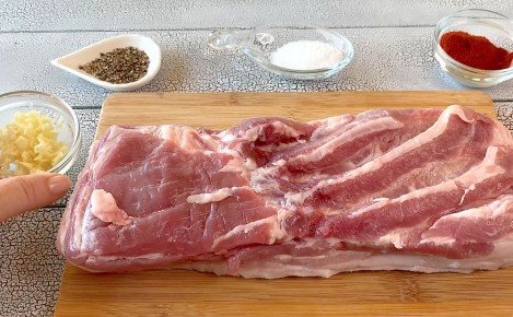 Свинная грудинка: как приготовить вкусную закуску без химии