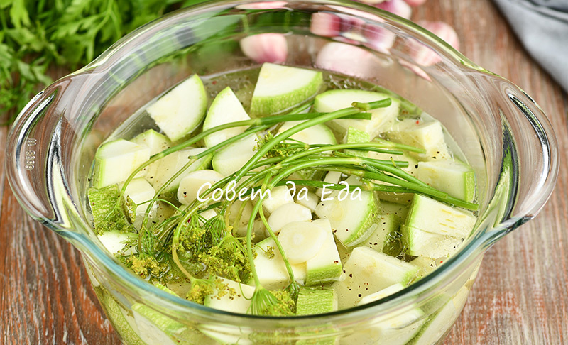 Кабачки в маринаде: легкий и быстрый способ освежить стол