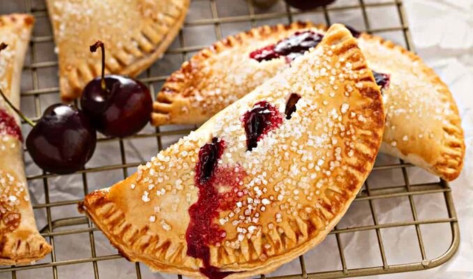 Сочные вишневые пирожки к летнему сезону: секреты быстрого приготовления