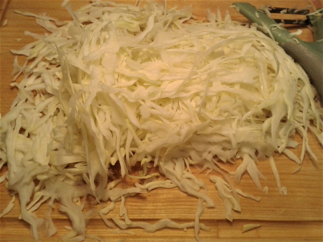 Осыпьте своих гостей вкусом: яркий слоёный салат, похожий на торт