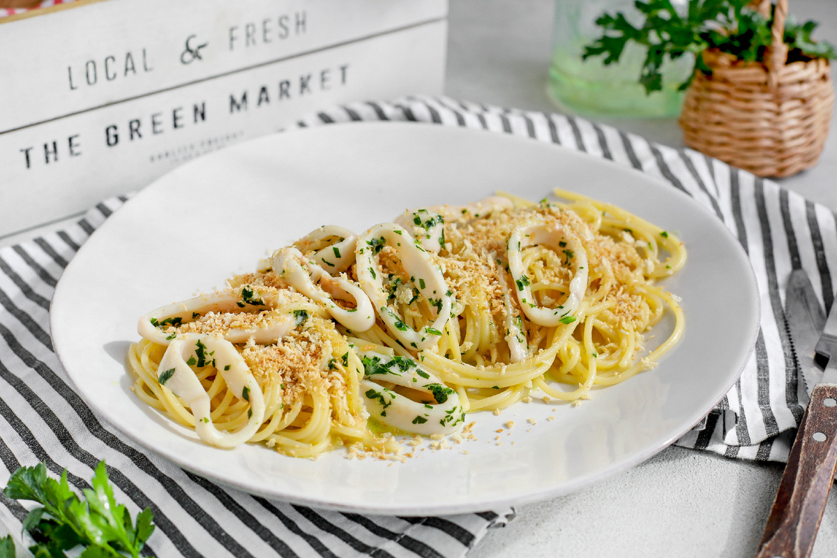 Паста с кальмарами и хрустящей посыпкой: незабываемый вкус моря