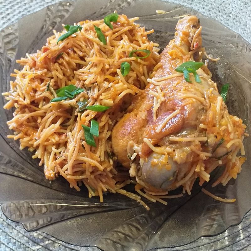 Невероятная обжаренная вермишель с сочной индейкой и свежими овощами