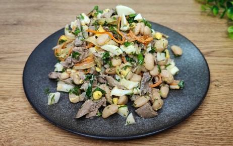 Салат с куриной печенью и фасолью: простой и сытный ужин для всей семьи