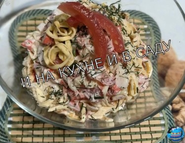 Вкусный салат с крабовыми палочками и яичными блинчиками