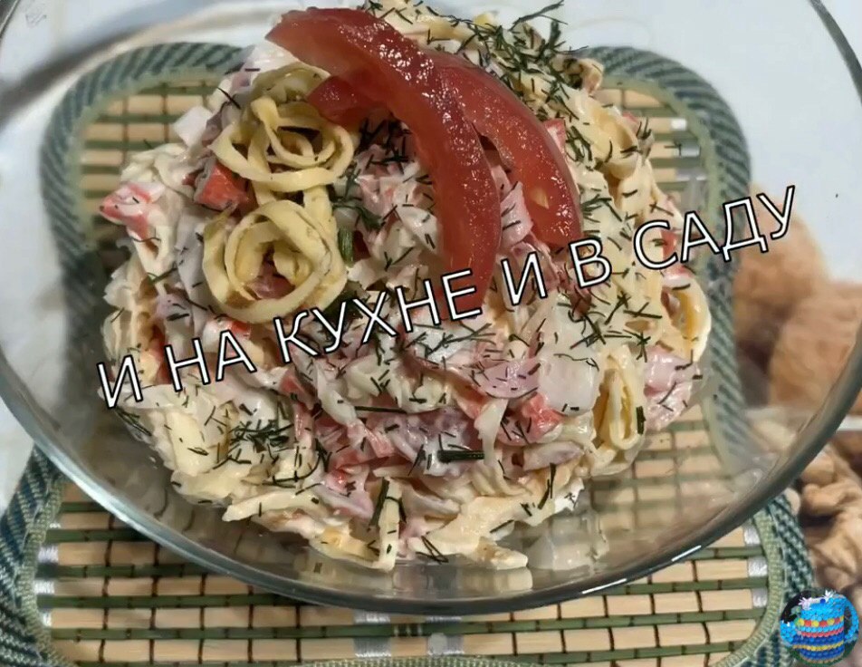 Вкусный салат с крабовыми палочками и яичными блинчиками