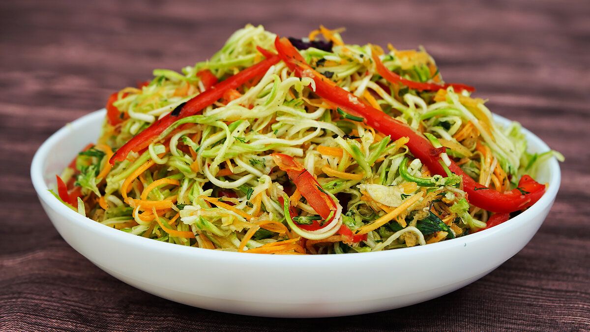 Пикантный салат из кабачков, который приятно удивит