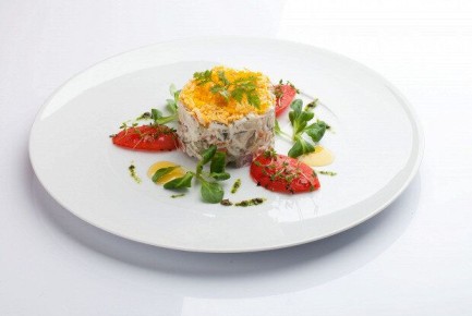 Праздничный оливье с копченой куриной грудкой