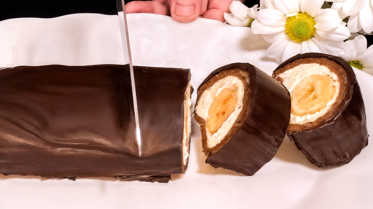 Шоколадный рулет без выпечки с нежной начинкой и бананом