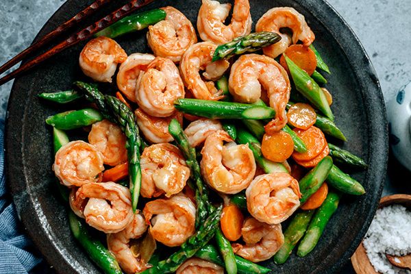 Вкусный ужин за 20 минут: креветки и спаржа в китайском стиле