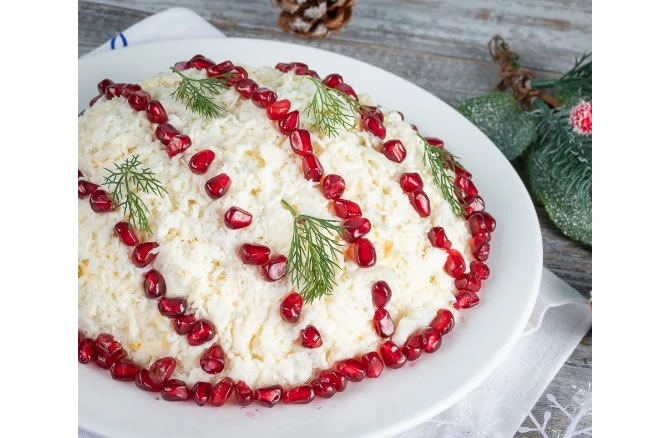 Салат «Бусы на снегу» с курицей и гранатом