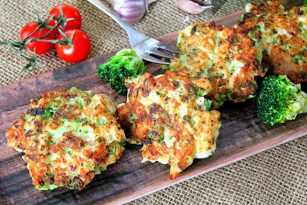 Нежные оладьи из брокколи и форели: легкое и вкусное блюдо