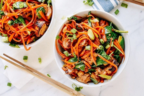 Китайская лапша по-новому: морковная замена для гурманов