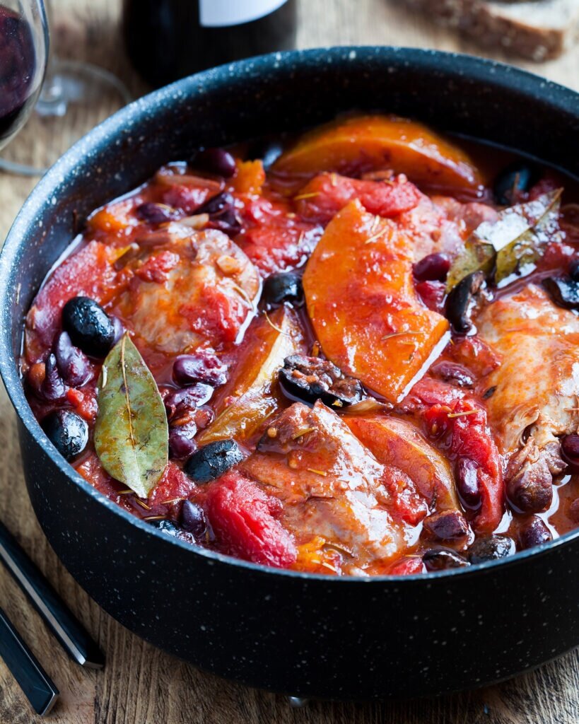 Ароматная курица с тыквой и оливками: идеальное осеннее блюдо