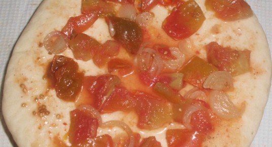 Необычная пицца с маринованными помидорами и кабачками