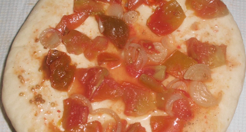 Необычная пицца с маринованными помидорами и кабачками