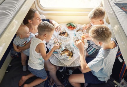 Путешествие с детьми в поезде: чем накормить малыша и что взять в дорогу