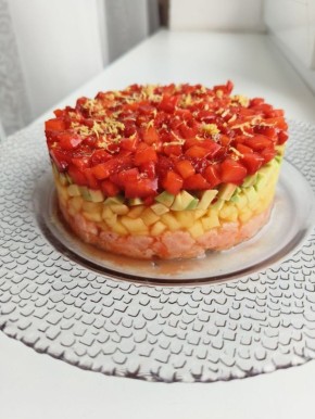 Тартар из лосося: экзотическое сочетание с манго и клубникой