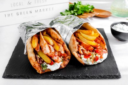 Сувлаки: Нежная курица в питах с ароматным йогуртовым соусом