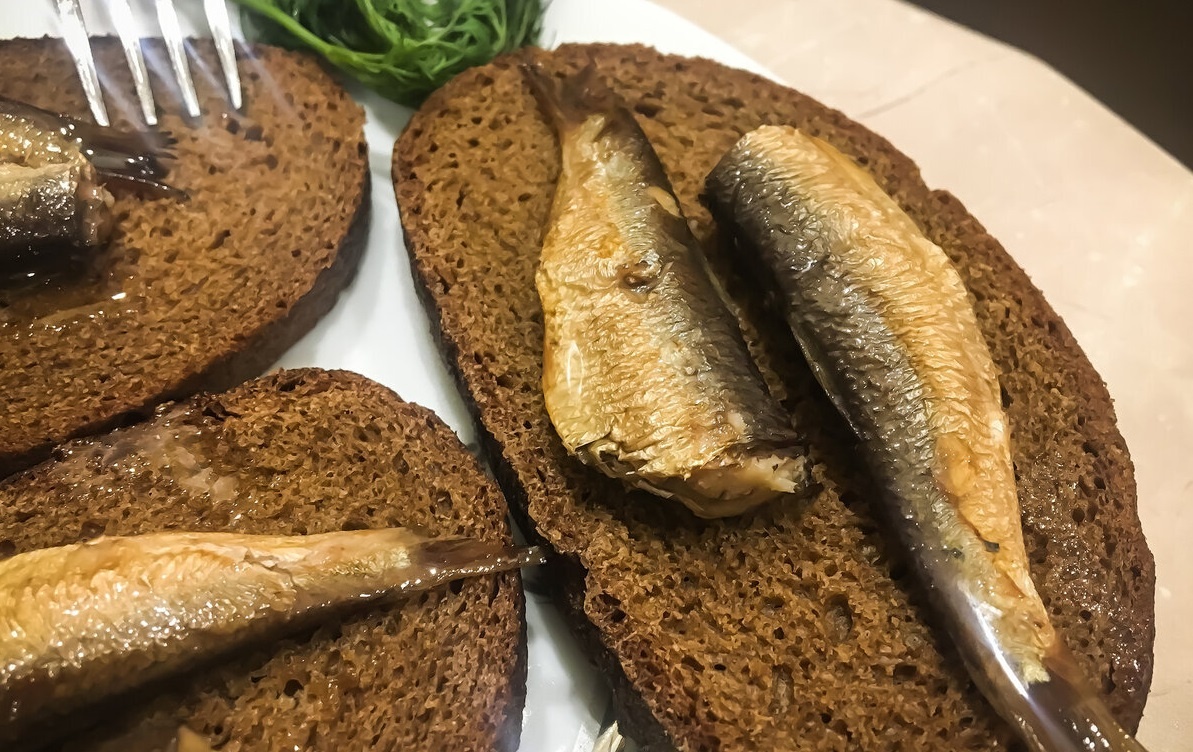 Роллы из шпрот: быстрое и оригинальное угощение для гостей