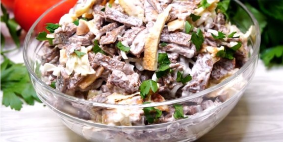 Неповторимый салат с куриной печенью, проверенный в кафе