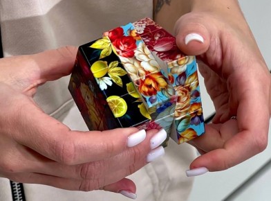 Жостовская фабрика преображает кубик Рубика в творение искусства