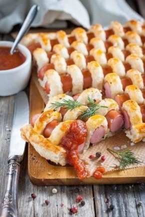 Сосиски в слоеном тесте: простой и вкусный рецепт