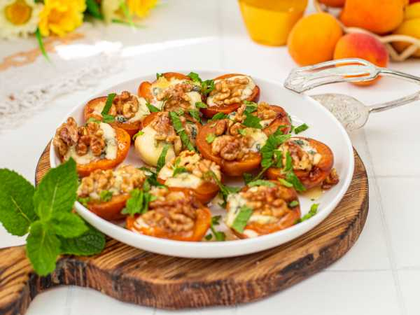 Изысканные абрикосы с сыром Дорблю и орехами: идеальная закуска