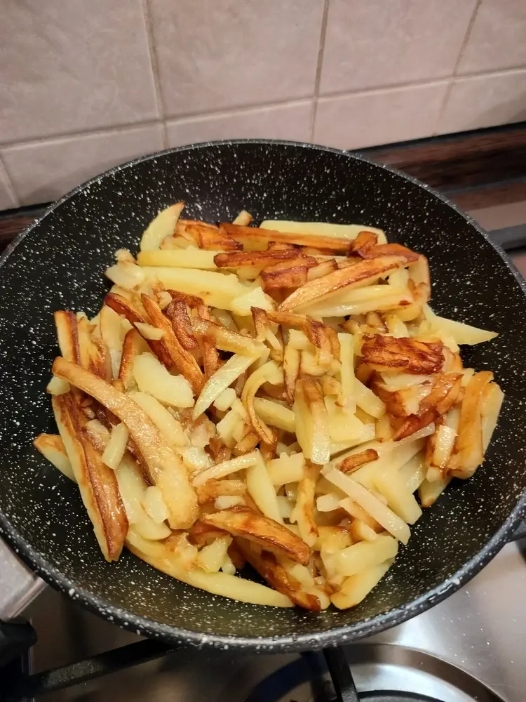 Как правильно жарить картошку, чтобы она не превращалась в кашу