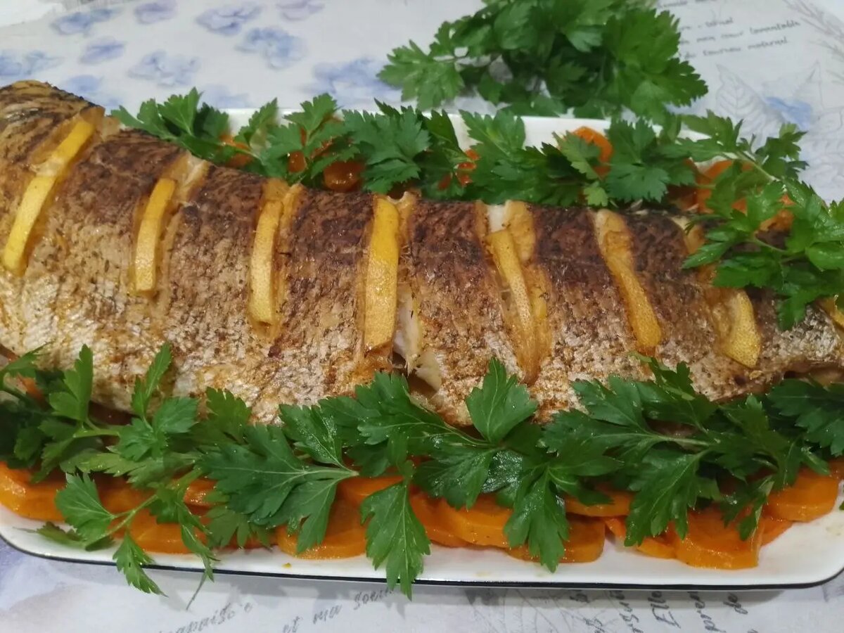 Запечённая щука со специями и лимоном