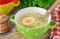 Согревающий куриный бульон с вермишелью и яйцом для всей семьи