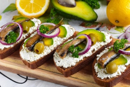 Бутерброды со шпротами и авокадо: новое дыхание классической закуски